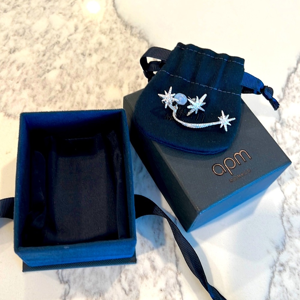APM Monaco crystal eyerings, party necessary. Wear on the Right ear
